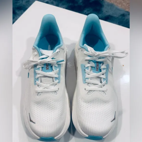 Hoka Women's Arahi 7 White and Blue Running Shoes Size 9B