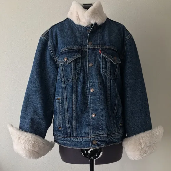 🎉HP 3x🎉 Classic Levi’s Trucker Jacket With Plush Fur Collar
