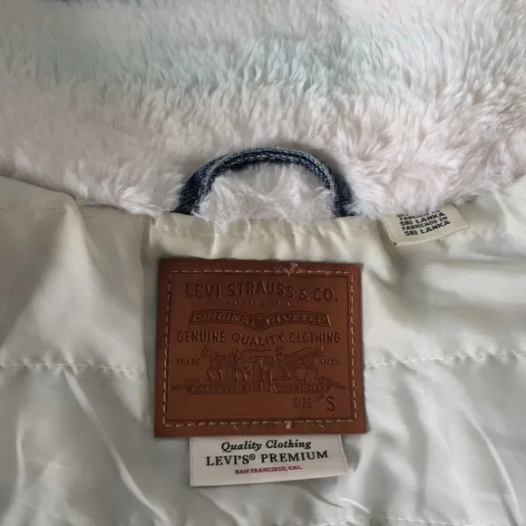 🎉HP 3x🎉 Classic Levi’s Trucker Jacket With Plush Fur Collar