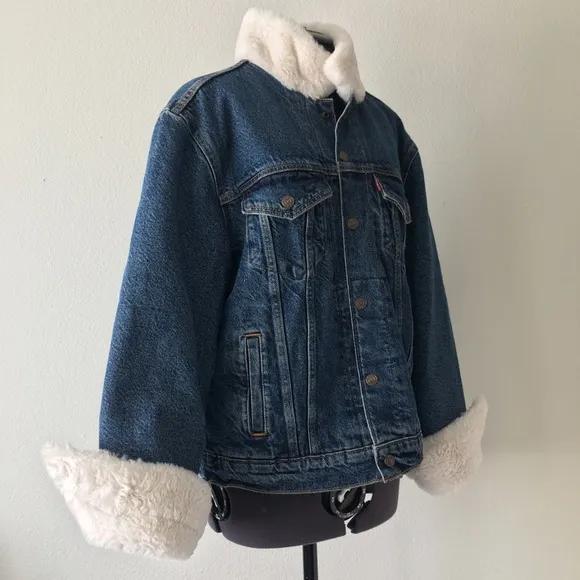 🎉HP 3x🎉 Classic Levi’s Trucker Jacket With Plush Fur Collar