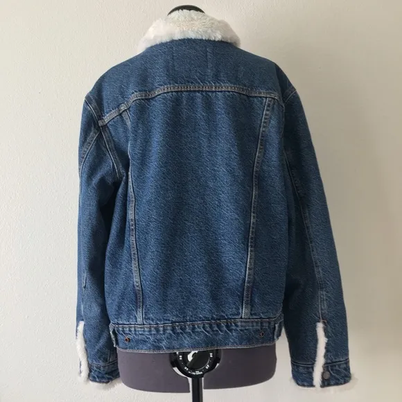 🎉HP 3x🎉 Classic Levi’s Trucker Jacket With Plush Fur Collar