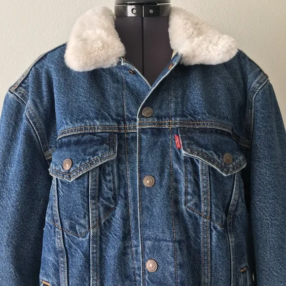 🎉HP 3x🎉 Classic Levi’s Trucker Jacket With Plush Fur Collar