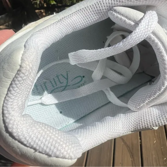 Infinity Womens Flow Athletic Shoes White Textured Low Top Lace Up Size 10 Nurse