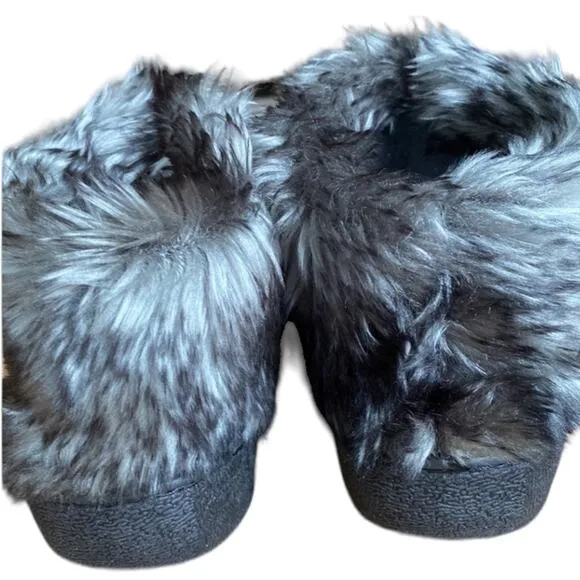 Isotoner Signature Size 6.5 - 7 Monica Grey quilt Slipper low Ankle boot Bootie