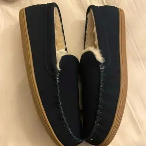 J. CREW INDIGO VINTAGE SUEDE SLIPPERS.   FLUFFY INTERIOR!   NEW WITH TAGS