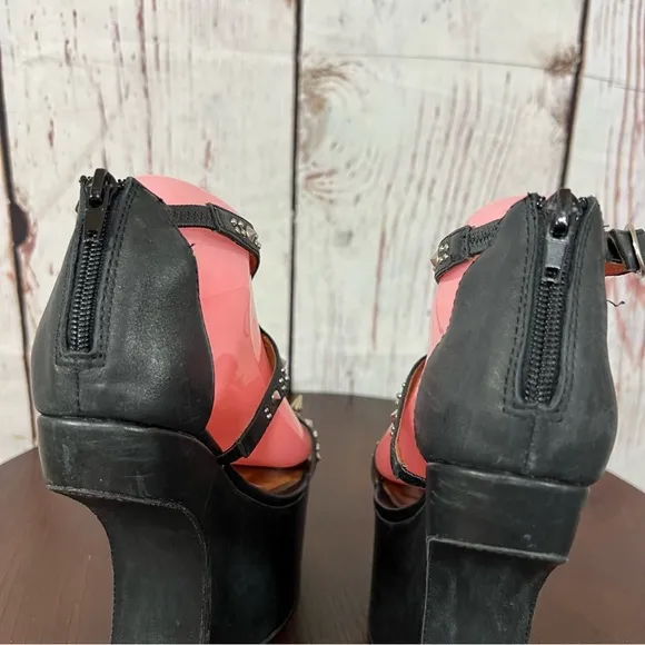 JEFFREY CAMPBELL CONTAIN Studded Black leather heelless platform sandals 7 EUC