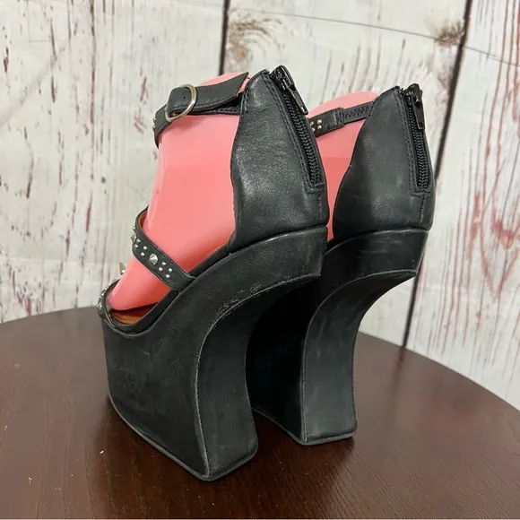 JEFFREY CAMPBELL CONTAIN Studded Black leather heelless platform sandals 7 EUC