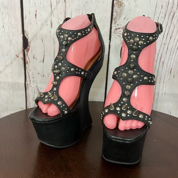 JEFFREY CAMPBELL CONTAIN Studded Black leather heelless platform sandals 7 EUC