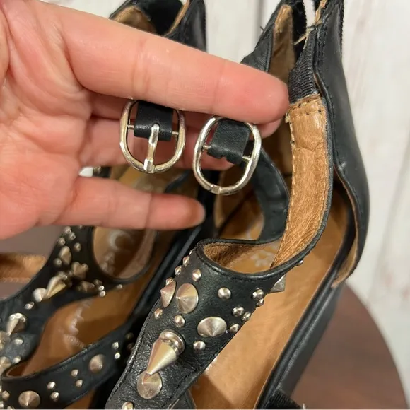 JEFFREY CAMPBELL CONTAIN Studded Black leather heelless platform sandals 7 EUC