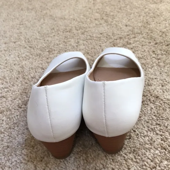 JG SZ 5.5 white open toe shoes.