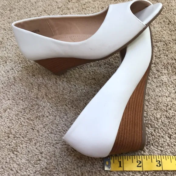 JG SZ 5.5 white open toe shoes.