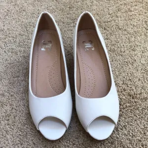 JG SZ 5.5 white open toe shoes.
