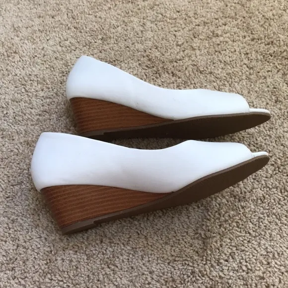 JG SZ 5.5 white open toe shoes.