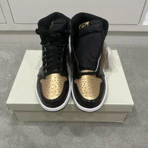 Jordan 1 Retro High NRG Patent Gold Toe