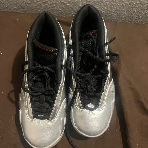 Jordan 14 Retro Metallic Silver fits kids size 5 Preowned