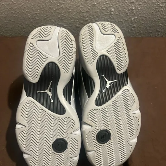 Jordan 14 Retro Metallic Silver fits kids size 5 Preowned