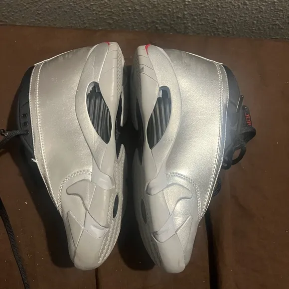 Jordan 14 Retro Metallic Silver fits kids size 5 Preowned