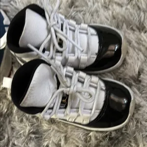Jordan Black and White Sneakers Classic Basketball Style