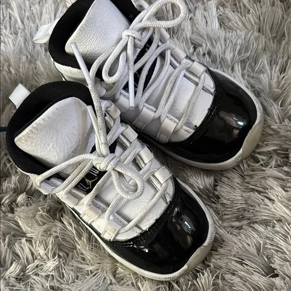 Jordan Black and White Sneakers Classic Basketball Style