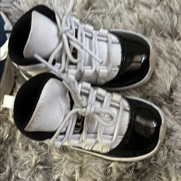 Jordan Black and White Sneakers Classic Basketball Style