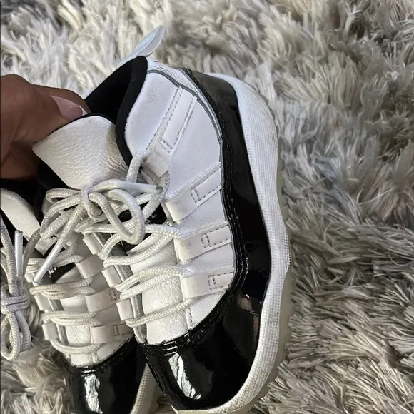 Jordan Black and White Sneakers Classic Basketball Style