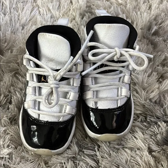 Jordan Black and White Sneakers Classic Basketball Style