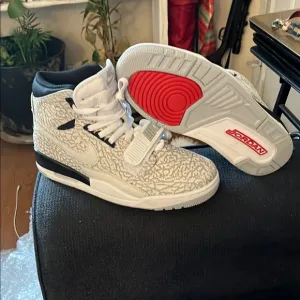 Jordan Men's Shoes in White, Black, and Red Nike Air Jordan Size 7/2