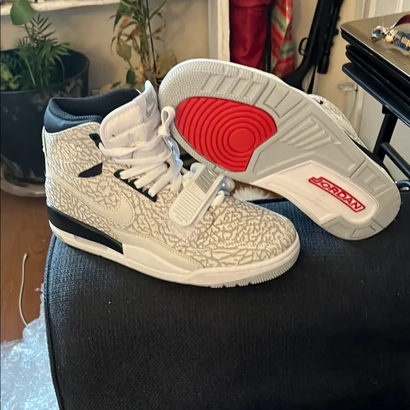 Jordan Men's Shoes in White, Black, and Red Nike Air Jordan Size 7/2