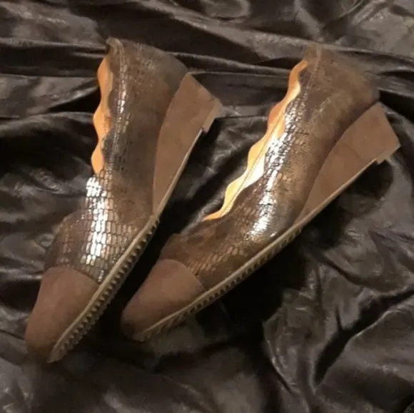 J.Renee &quot;Fedosia&quot; Chocolate Wedge Heels