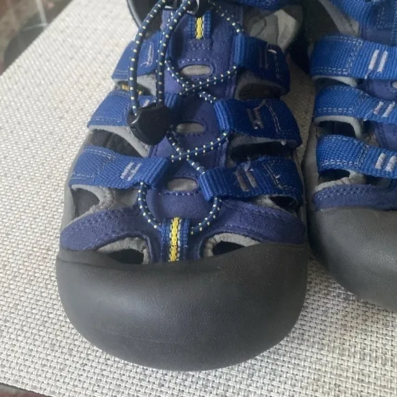Keen closed toe and heel sandals excellent condition size 7runs big, 9 in women