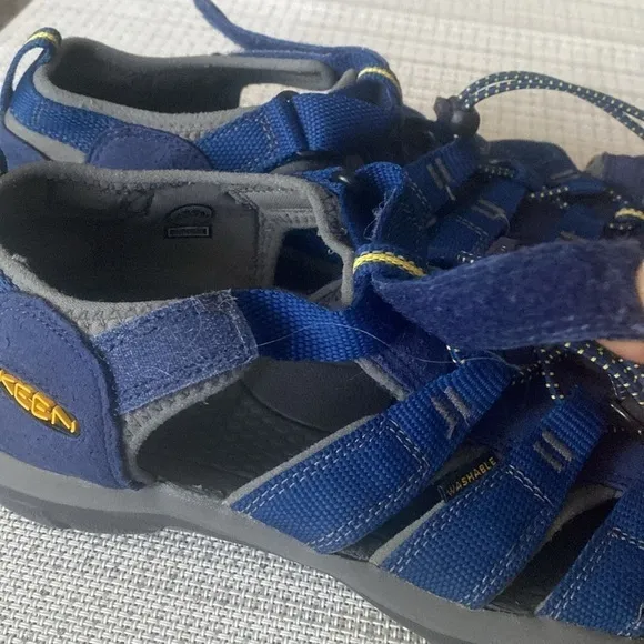 Keen closed toe and heel sandals excellent condition size 7runs big, 9 in women