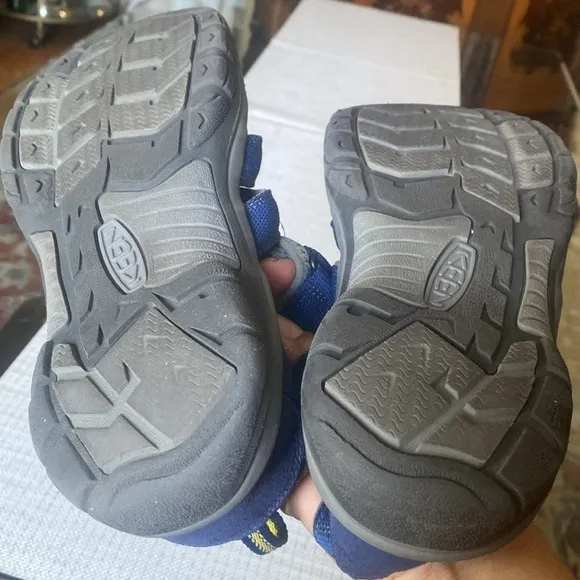 Keen closed toe and heel sandals excellent condition size 7runs big, 9 in women