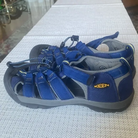 Keen closed toe and heel sandals excellent condition size 7runs big, 9 in women