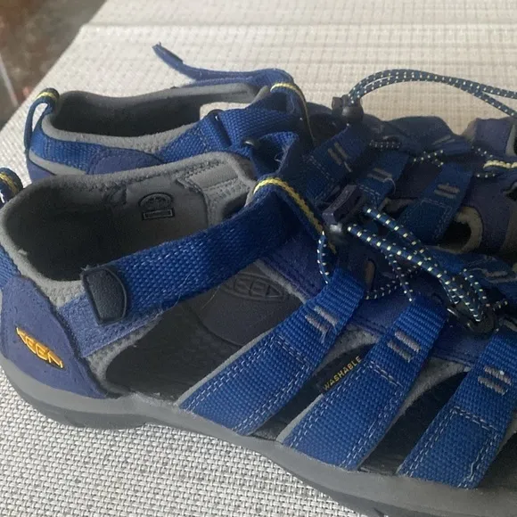 Keen closed toe and heel sandals excellent condition size 7runs big, 9 in women