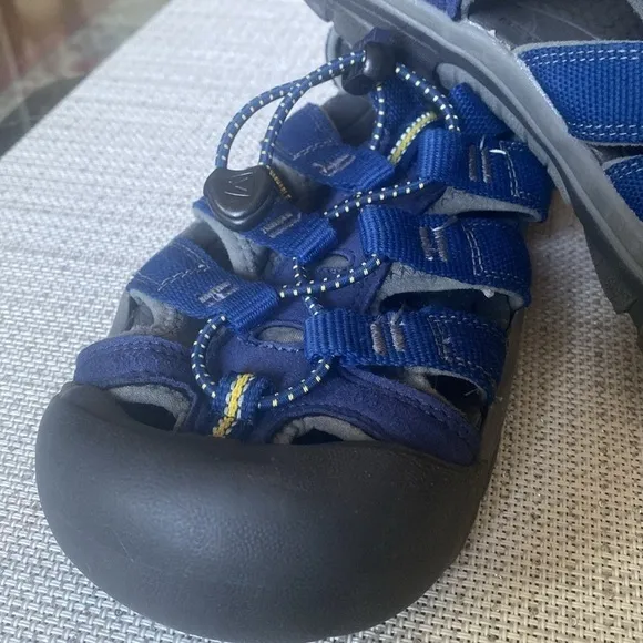 Keen closed toe and heel sandals excellent condition size 7runs big, 9 in women
