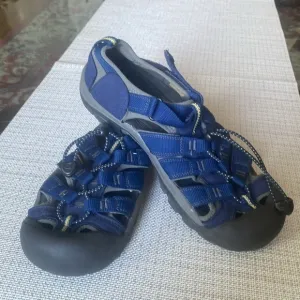 Keen closed toe and heel sandals excellent condition size 7runs big, 9 in women
