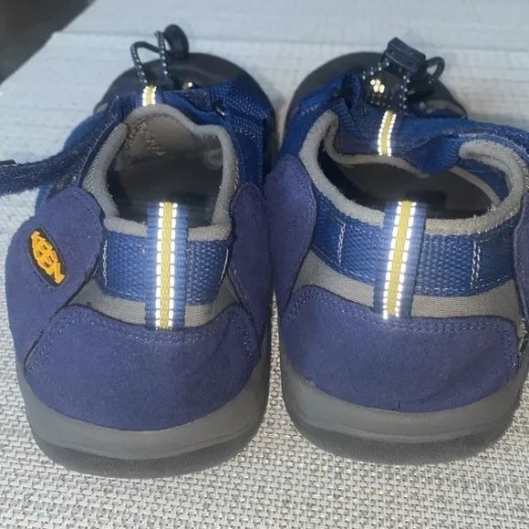 Keen closed toe and heel sandals excellent condition size 7runs big, 9 in women