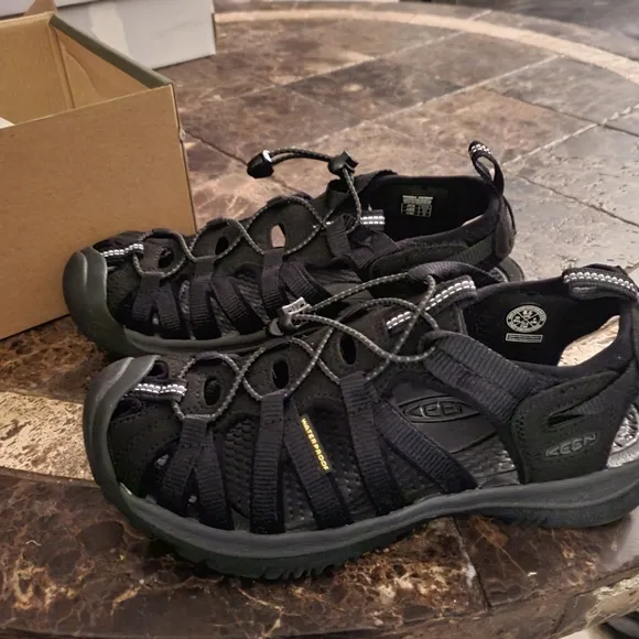 Keen Womens Whisper Black Magnet Walk Anywhere Water shoes 8.5