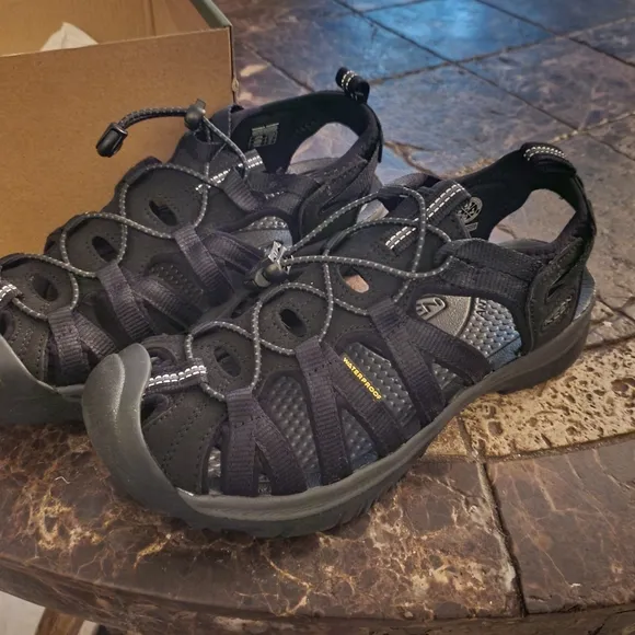 Keen Womens Whisper Black Magnet Walk Anywhere Water shoes 8.5