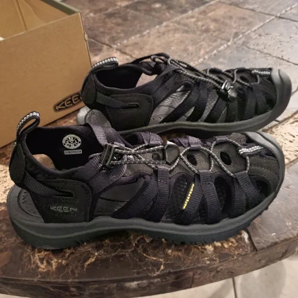 Keen Womens Whisper Black Magnet Walk Anywhere Water shoes 8.5