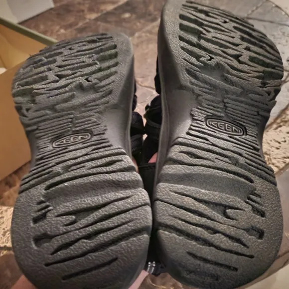 Keen Womens Whisper Black Magnet Walk Anywhere Water shoes 8.5