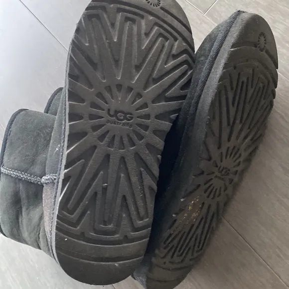 Kids Ugg , like new condition worn handful of times size 5 girls