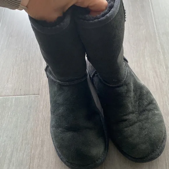 Kids Ugg , like new condition worn handful of times size 5 girls