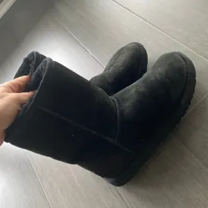 Kids Ugg , like new condition worn handful of times size 5 girls