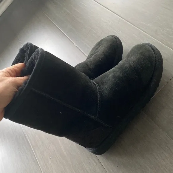 Kids Ugg , like new condition worn handful of times size 5 girls