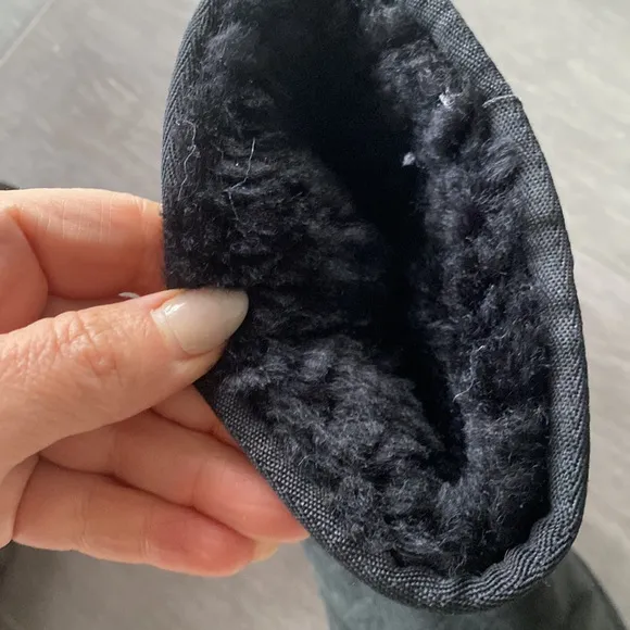 Kids Ugg , like new condition worn handful of times size 5 girls