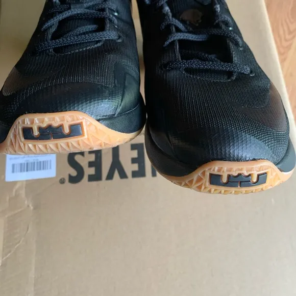 LeBron 13 GS 'Black Gum' Basketball Shoes Boys Sz 7Y