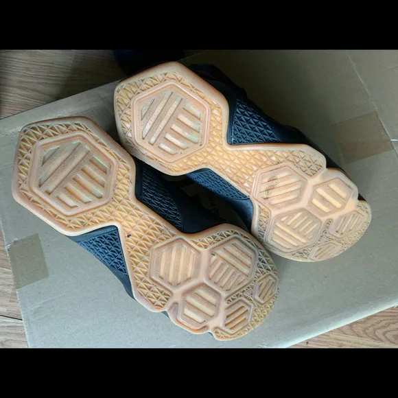 LeBron 13 GS 'Black Gum' Basketball Shoes Boys Sz 7Y
