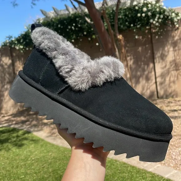 LIKE NEW UGG Nita Platform Slippers!
