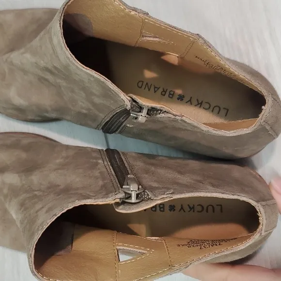 Lucky Brand Womens Jakeela Ankle Taupe Suede Heels Cutout boots shoes sz 7M